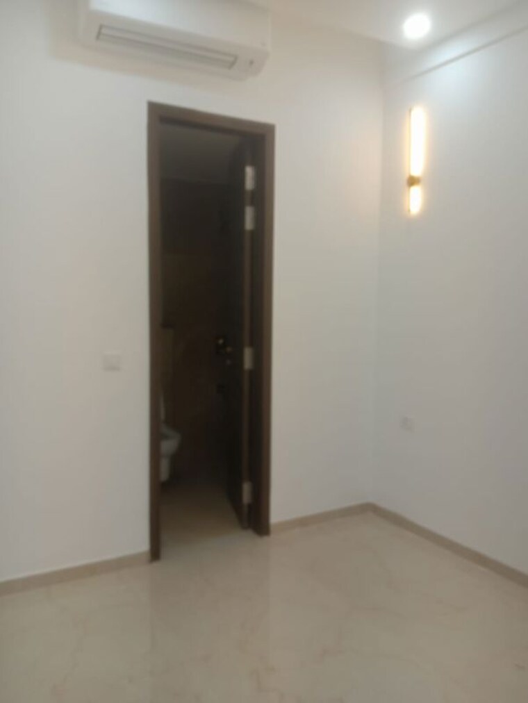 Room, smart-world-orchard 3 Bedroom 1600 Sq.Ft. Builder Floor In Sector 61 Gurgaon 9864148