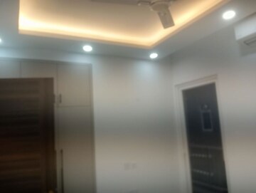 Room in 3 BHK Builder Floor at Smart World Orchard, Sector 61 – for Rent