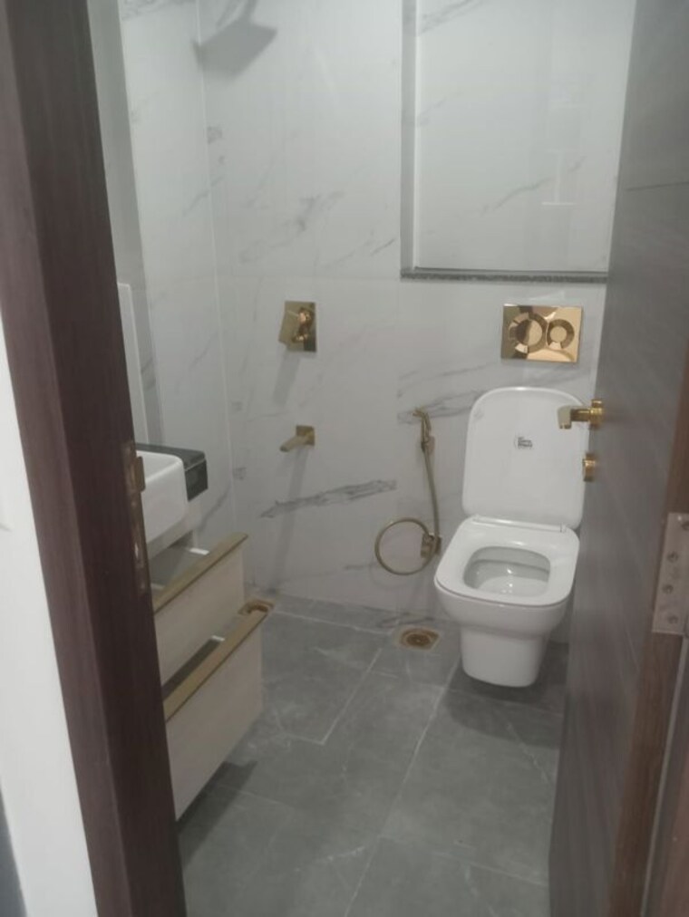 Bathroom, smart-world-orchard 3 Bedroom 1600 Sq.Ft. Builder Floor In Sector 61 Gurgaon 9864148