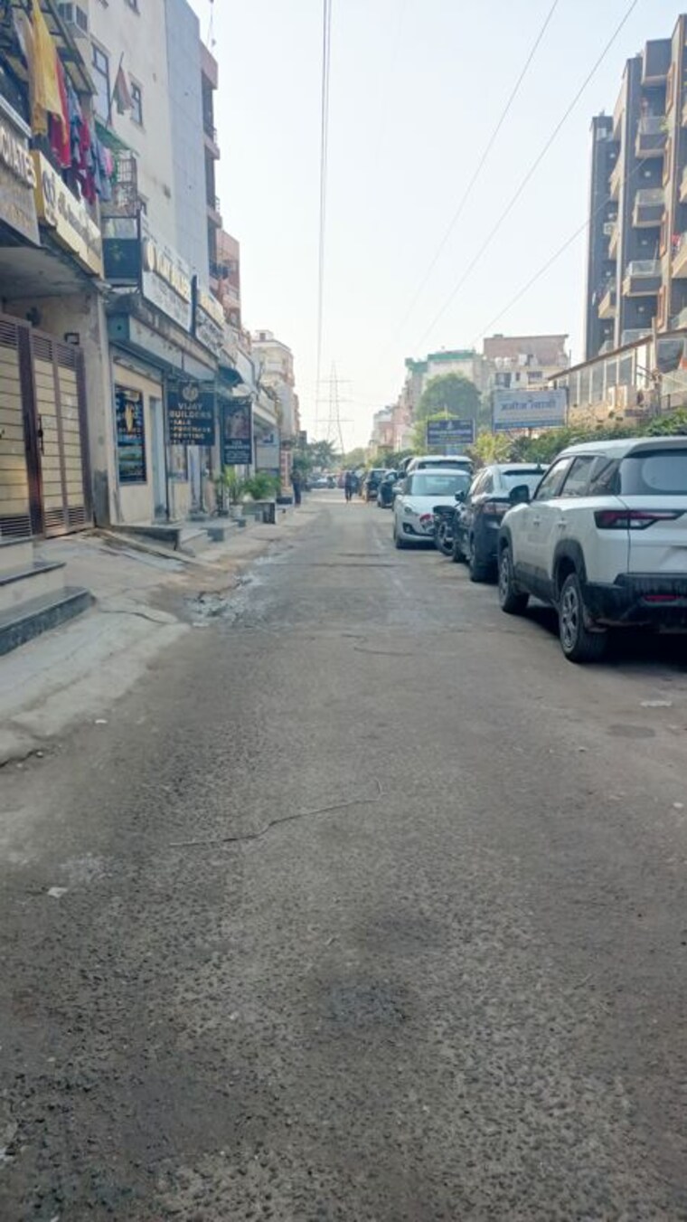  Parking, chattarpur 3.5 Bedroom 120 Sq.Yd. Apartment In Chattarpur Delhi 9864151