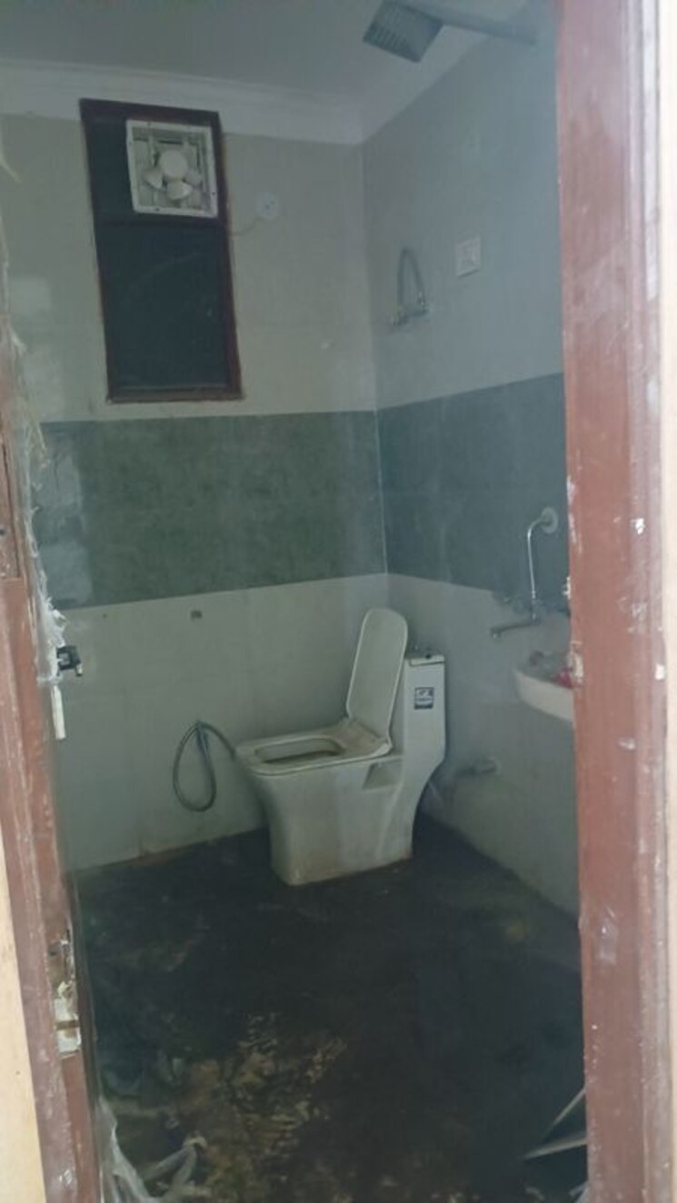 Bathroom, chattarpur 3.5 Bedroom 120 Sq.Yd. Apartment In Chattarpur Delhi 9864151