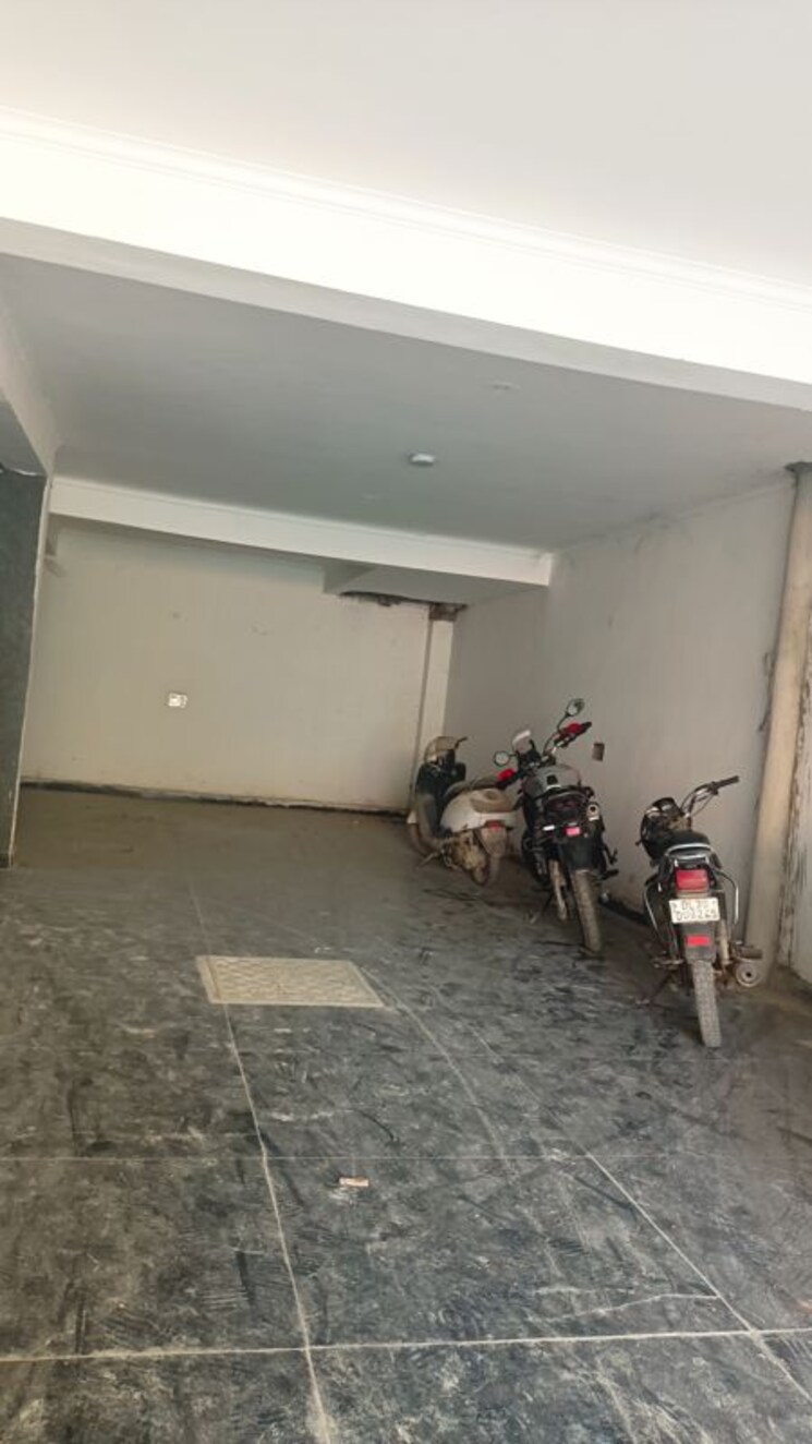 Parking, chattarpur 3.5 Bedroom 120 Sq.Yd. Apartment In Chattarpur Delhi 9864151