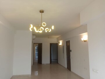 Room in 3 BHK Builder Floor at Smart World Orchard, Sector 61 – for Rent