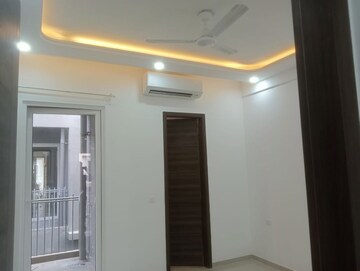 Building Lobby in 3 BHK Builder Floor at Smart World Orchard, Sector 61 – for Rent