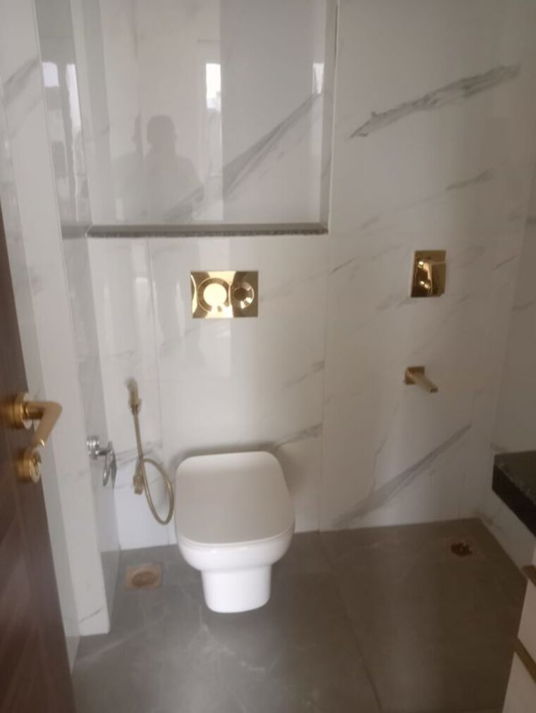 Bathroom, smart-world-orchard 3 Bedroom 1700 Sq.Ft. Builder Floor In Sector 61 Gurgaon 9864152