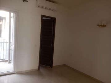 Room in 3 BHK Builder Floor at Smart World Orchard, Sector 61 – for Rent