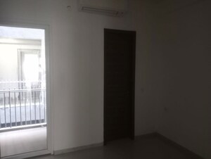Room in 3 BHK Builder Floor at Smart World Orchard, Sector 61 – for Rent