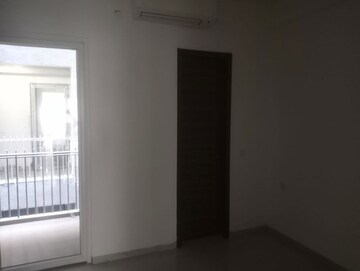 Room in 3 BHK Builder Floor at Smart World Orchard, Sector 61 – for Rent