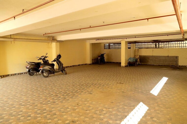  Parking, resizone-residency Commercial Office Space 1600 Sq.Ft. In Sewla Kalan Dehradun 9864229