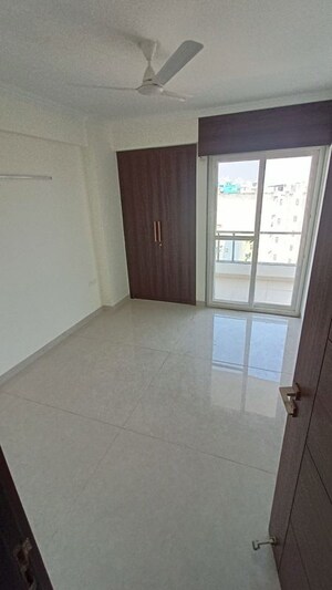 Room in 5 BHK Apartment at Sector 52 – for Rent