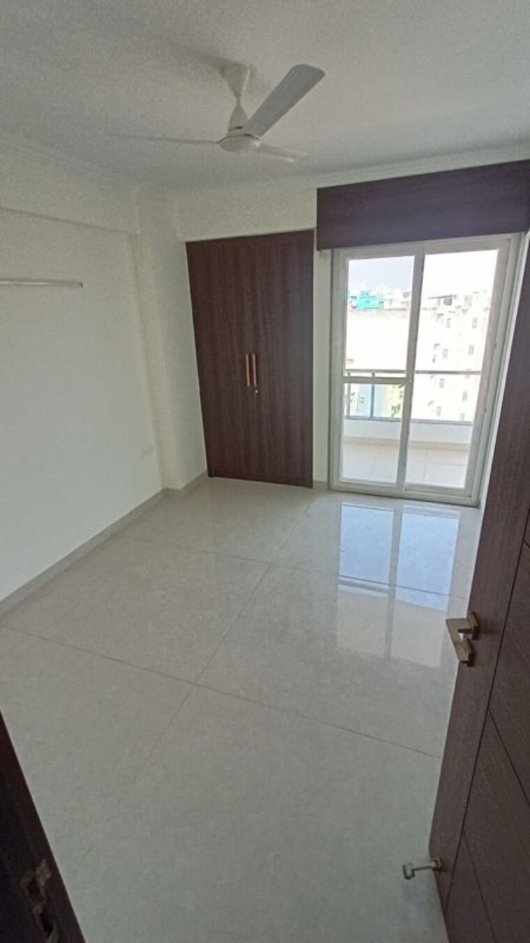 Room, sector 52 5 Bedroom 3095 Sq.Ft. Apartment In Sector 52 Gurgaon 9864249