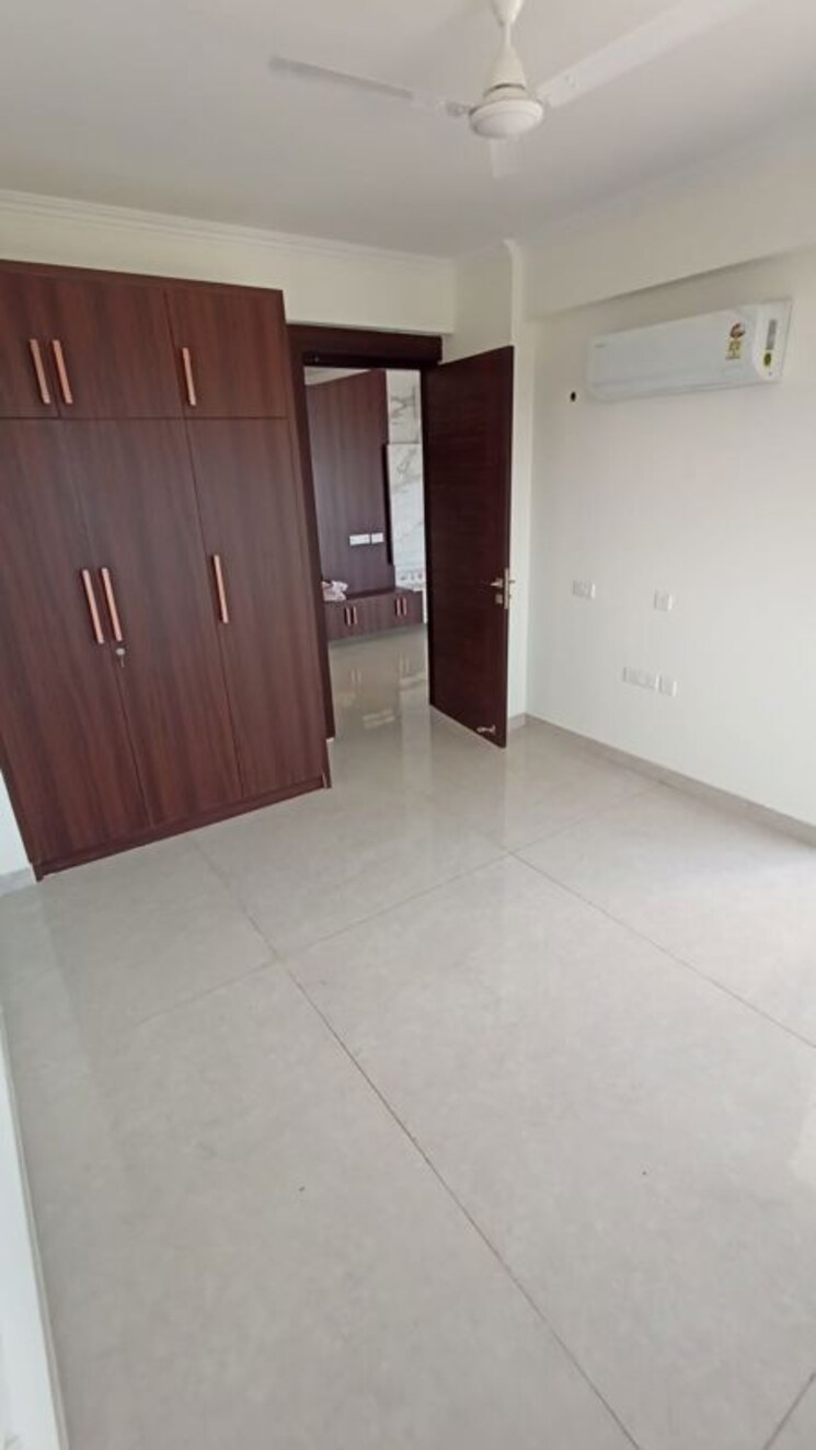 Room, sector 52 5 Bedroom 3095 Sq.Ft. Apartment In Sector 52 Gurgaon 9864249