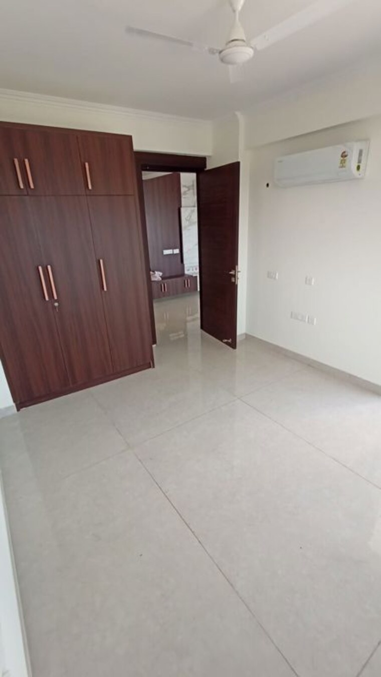 Room, sector 52 5 Bedroom 3095 Sq.Ft. Apartment In Sector 52 Gurgaon 9864249