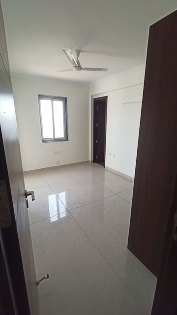 Room in 5 BHK Apartment at Sector 52 – for Rent