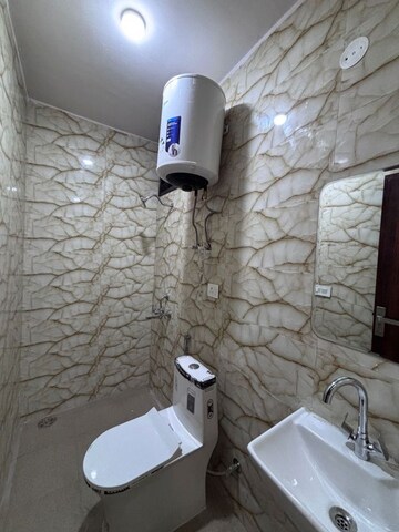 Bathroom in 1 BHK Builder Floor at Dlf City Phase 3 – for Rent