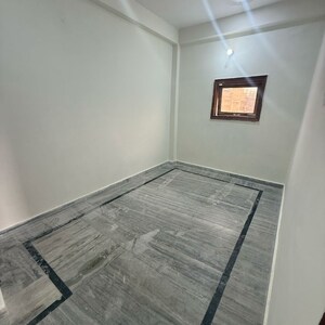 Room in 2.5 BHK Builder Floor at Sector 63a – for Rent