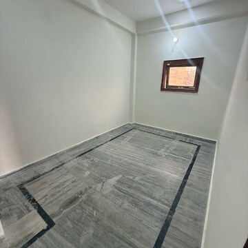 Room in 2.5 BHK Builder Floor at Sector 63a – for Rent