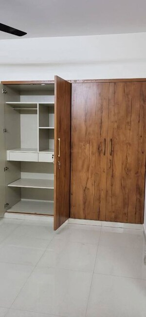 Furnished Amenities in 3 BHK Apartment at Thane West – for Rent