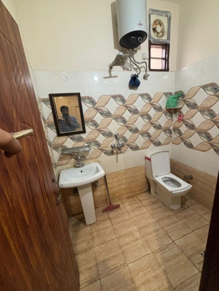 Attached Bathroom, kharar mohali road 1 Bedroom 366 Sq.Ft. Apartment In Kharar Mohali Road Kharar 9808831