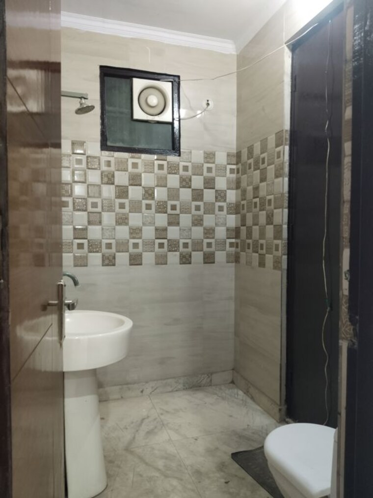 Bathroom, sector 37 3 Bedroom 1250 Sq.Ft. Builder Floor In Sector 37 Faridabad 9864315