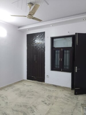 Room in 3 BHK Builder Floor at Sector 37 – for Rent