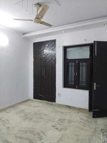 Room in 3 BHK Builder Floor at Sector 37 – for Rent