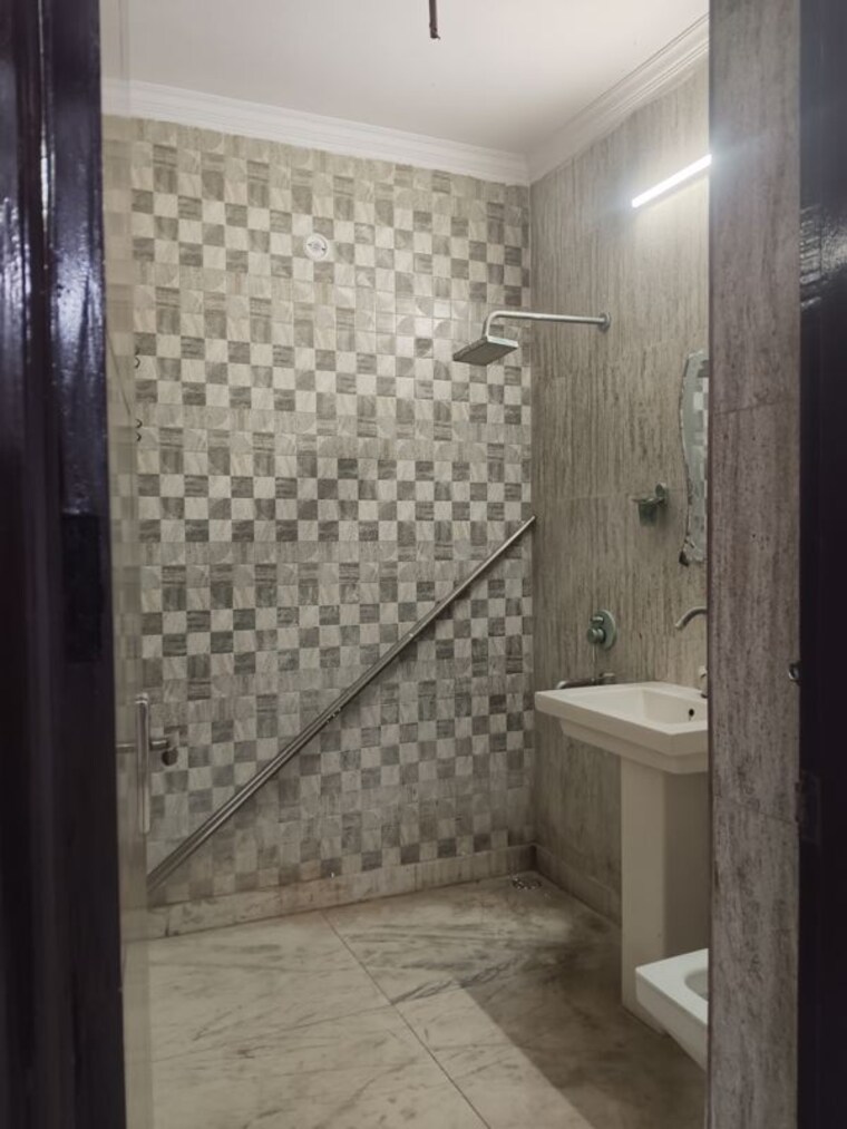 Bathroom, sector 37 3 Bedroom 1250 Sq.Ft. Builder Floor In Sector 37 Faridabad 9864315