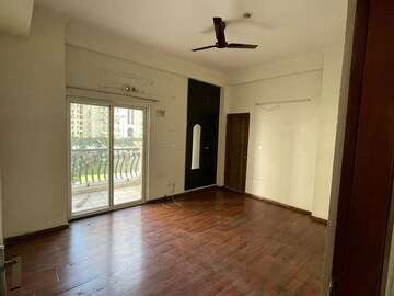 Room in 4 BHK Apartment at Sunshine Helios, Sector 78 – for Rent