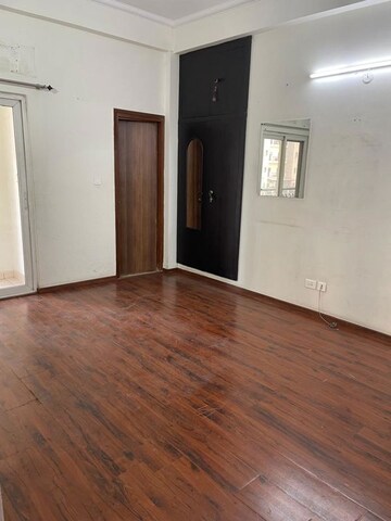 Room in 4 BHK Apartment at Sunshine Helios, Sector 78 – for Rent