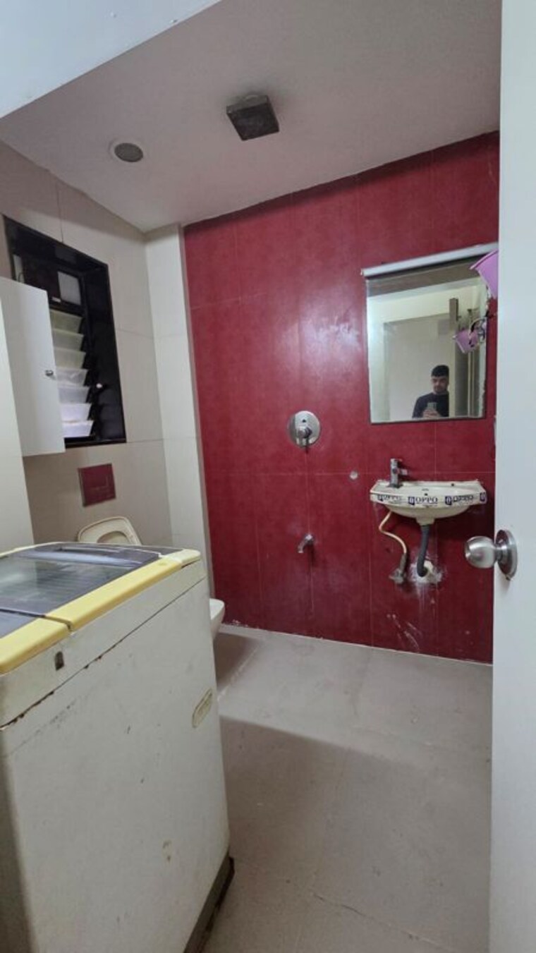 Bathroom, juhu 3 Bedroom 1400 Sq.Ft. Apartment In Juhu Mumbai 9864350