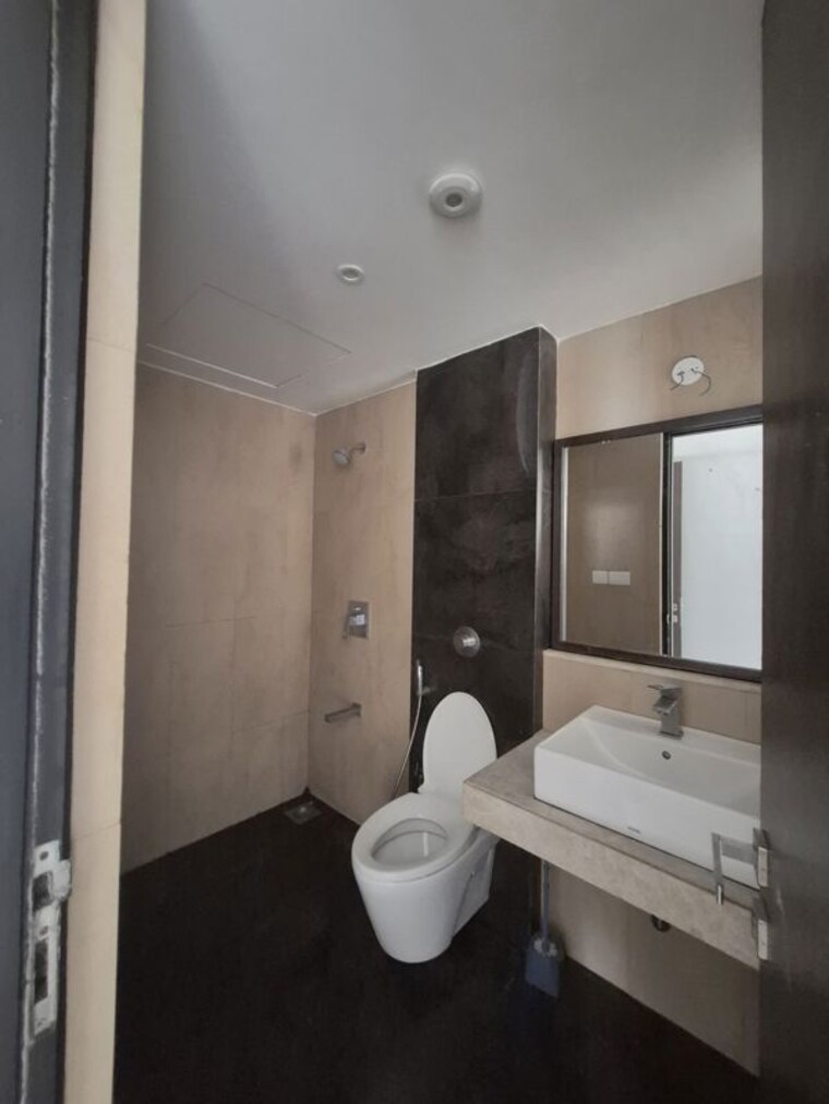 Bathroom, lodha-splendora 3 Bedroom 1124 Sq.Ft. Apartment In Ghodbunder Road Thane 9864358