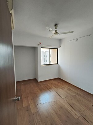 Room in 2 BHK Apartment at Lodha Lakeshore Greens, Dombivli East – for Rent