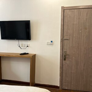 Room in  Pg at Dlf City Phase 3 – for Rent