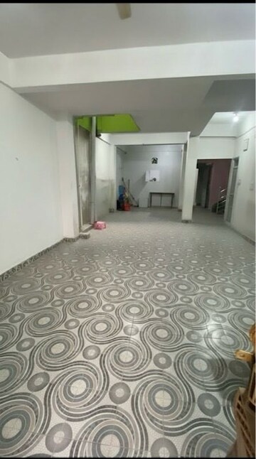  Shop For Rent in Beur