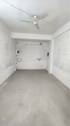  Shop – Exterior View View at Beur - for Rent