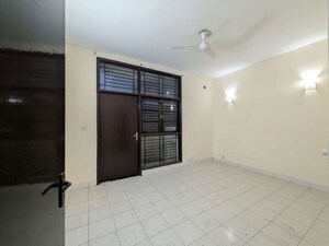 Room in 3 BHK Builder Floor at Empire Floors, Sector 57 – for Rent