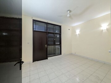 Room in 3 BHK Builder Floor at Empire Floors, Sector 57 – for Rent