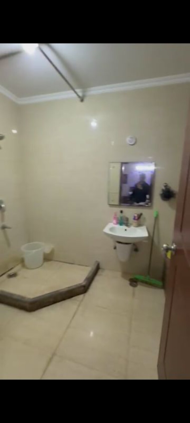 Bathroom, sector 48 4 Bedroom 300 Sq.Mt. Villa In Sector 48 Noida 9864527