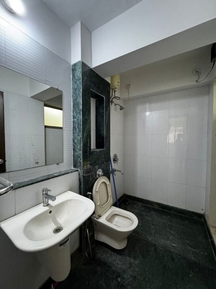 Bathroom, lodha-splendora 3 Bedroom 953 Sq.Ft. Apartment In Ghodbunder Road Thane 9864553