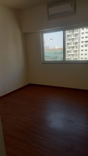 Room in 2 BHK Apartment at Puravankara Silversands, Mundhwa – for Rent