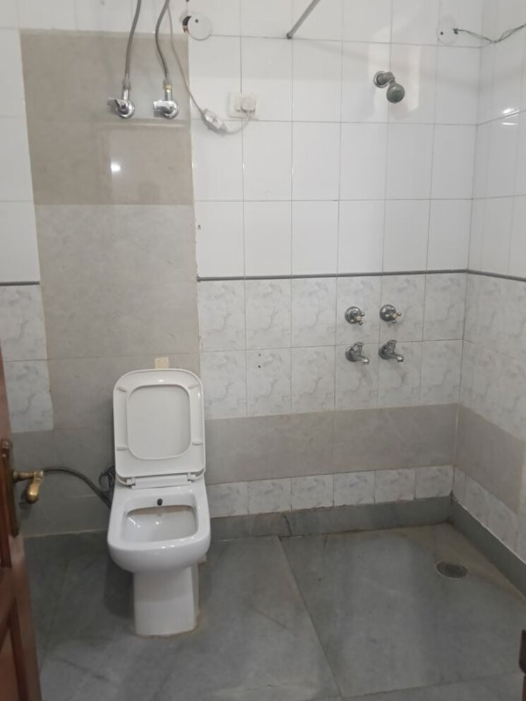 Bathroom, ansal-plaza-sector-23 3 Bedroom 2200 Sq.Ft. Builder Floor In Sector 23 Gurgaon 9864556