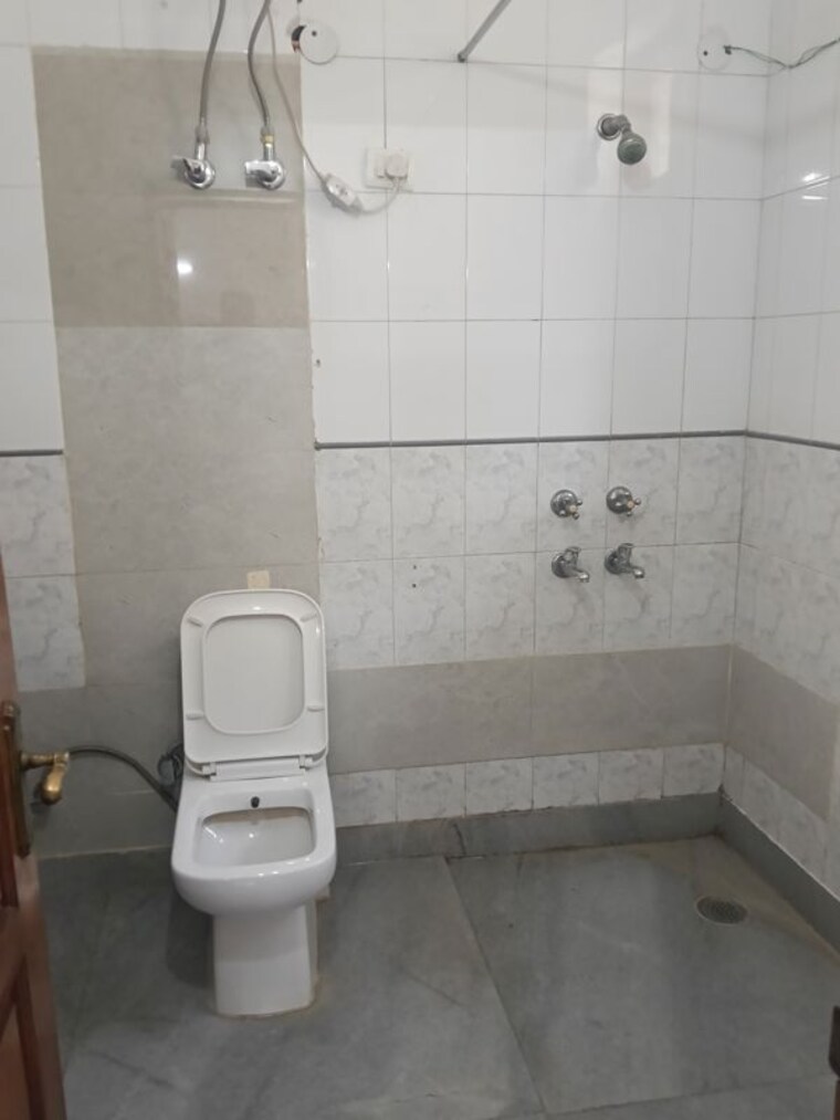 Bathroom, ansal-plaza-sector-23 3 Bedroom 2200 Sq.Ft. Builder Floor In Sector 23 Gurgaon 9864556