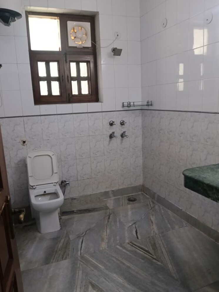 Bathroom, ansal-plaza-sector-23 3 Bedroom 2200 Sq.Ft. Builder Floor In Sector 23 Gurgaon 9864556