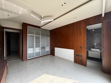 Room in 3 BHK Apartment at Omaxe Designer Villas Mayfield Garden, Sector 51 – for Rent