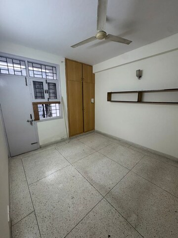 Room in 3 BHK Builder Floor at Pyramid Altia, Sector 70 – for Rent