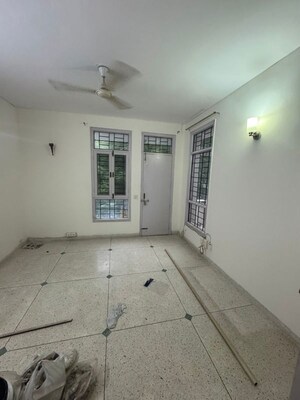 Room in 3 BHK Builder Floor at Pyramid Altia, Sector 70 – for Rent