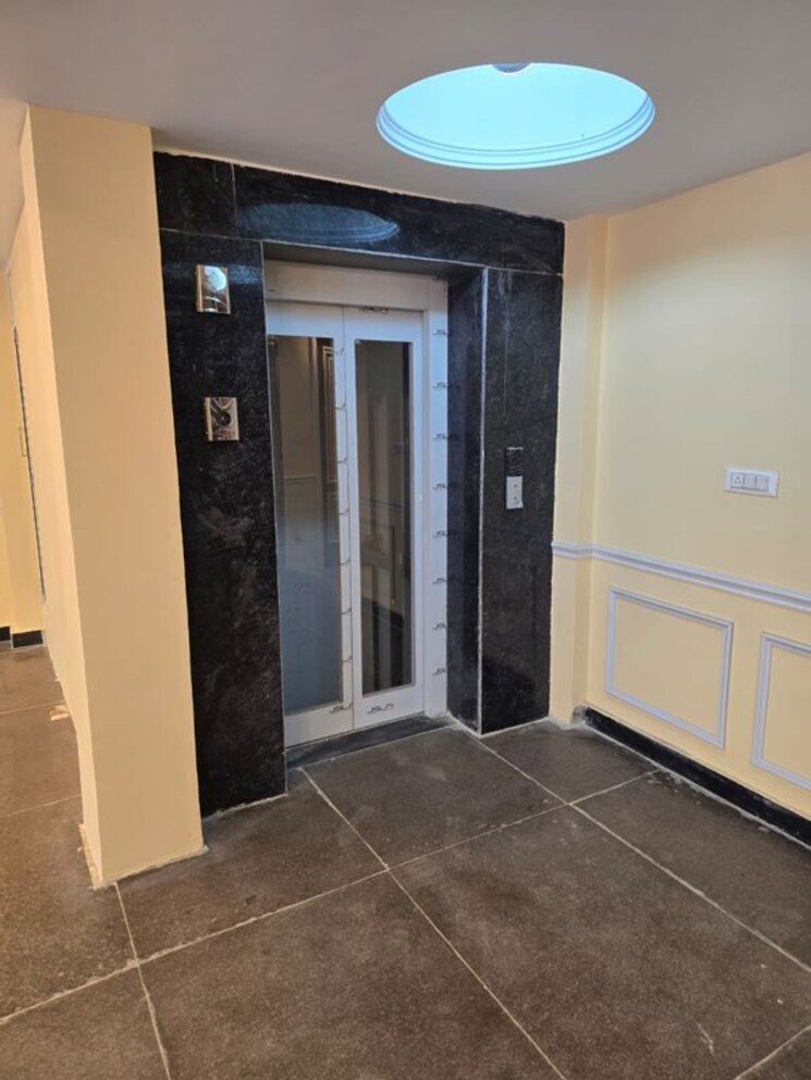 Room, sector 121 6+ Bedroom 1000 Sq.Mt. Penthouse In Sector 121 Noida 9864674