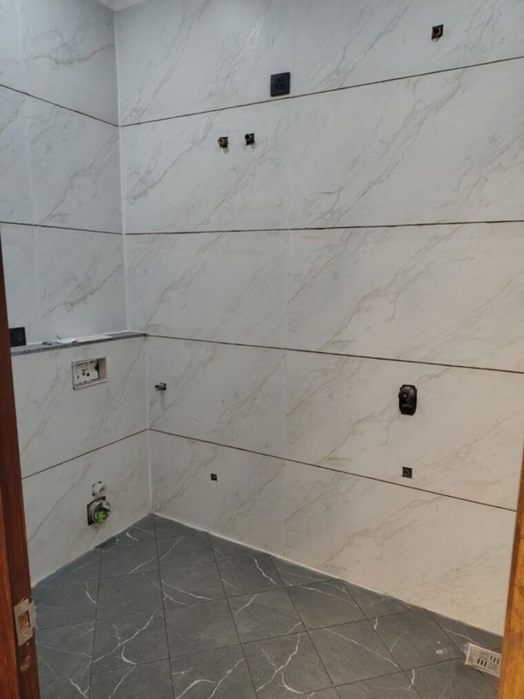 Bathroom, dhakoli 6 Bedroom 225 Sq.Yd. Builder Floor In Dhakoli Zirakpur 9864746