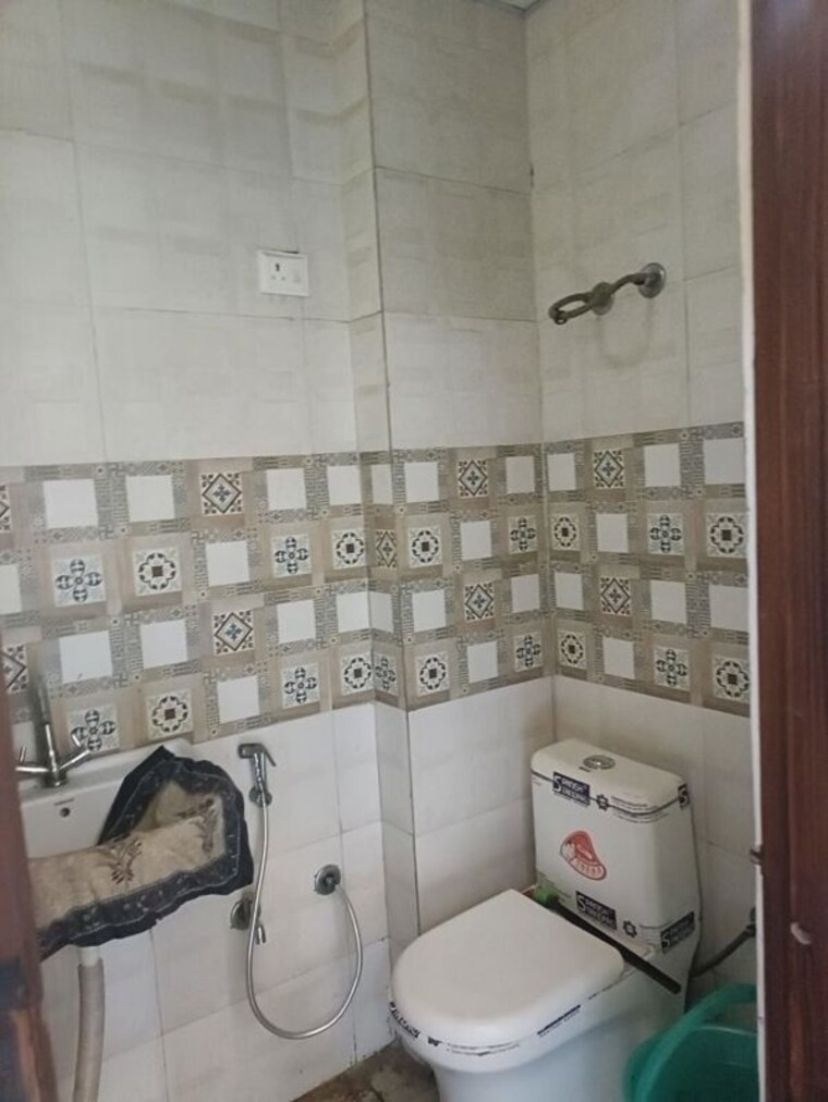 Bathroom, sector 73 2 Bedroom 1200 Sq.Ft. Builder Floor In Sector 73 Noida 9864760