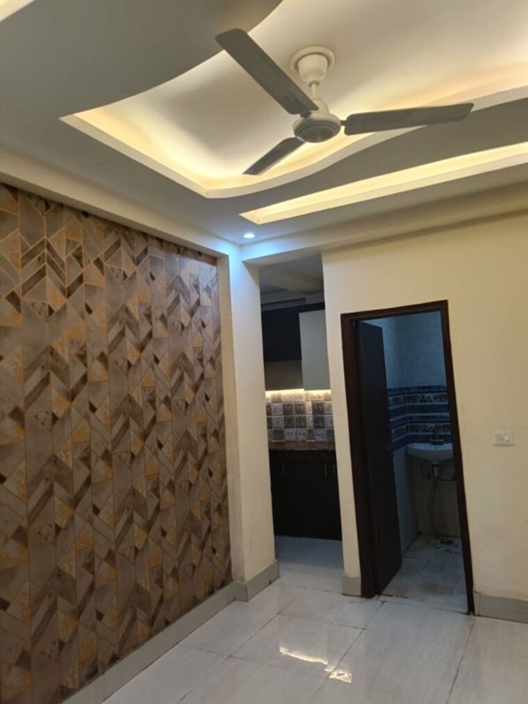 Room, sector 73 2 Bedroom 1200 Sq.Ft. Builder Floor In Sector 73 Noida 9864760